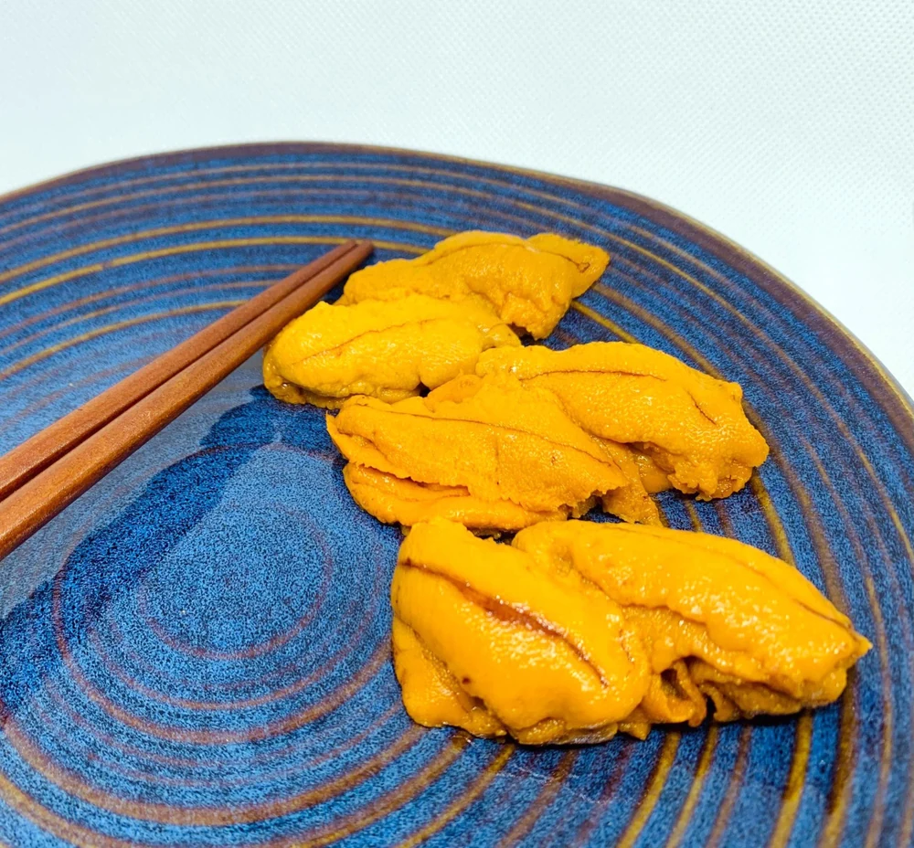 접시에 담긴 페루산 우니